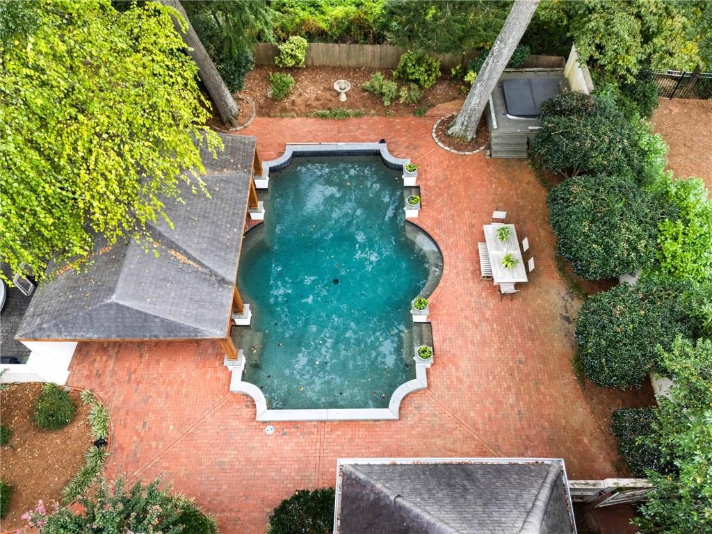 937 Buckingham Circle NW