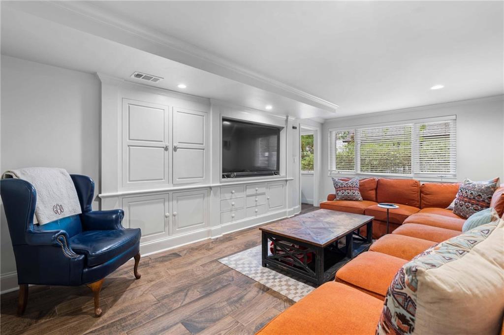 937 Buckingham Circle NW