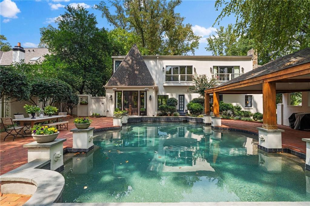 937 Buckingham Circle NW