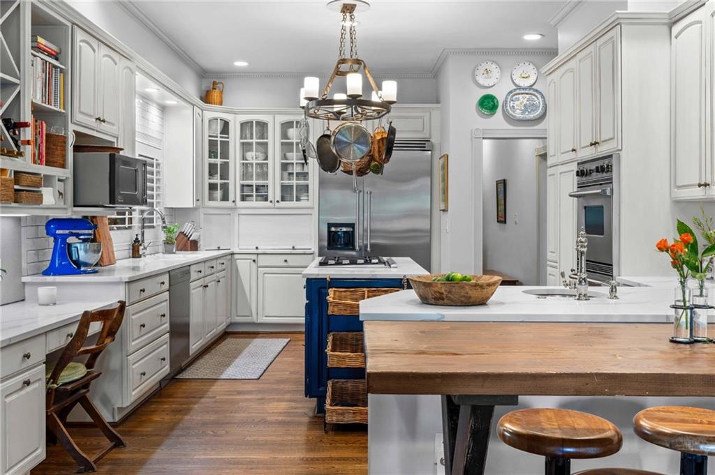 937 Buckingham Circle NW