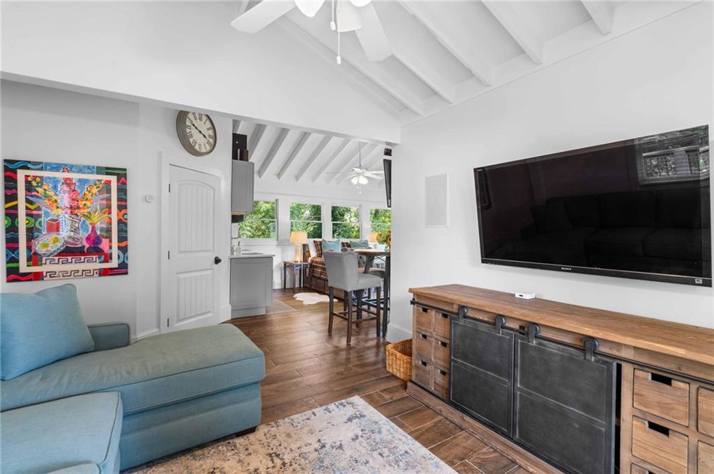 937 Buckingham Circle NW