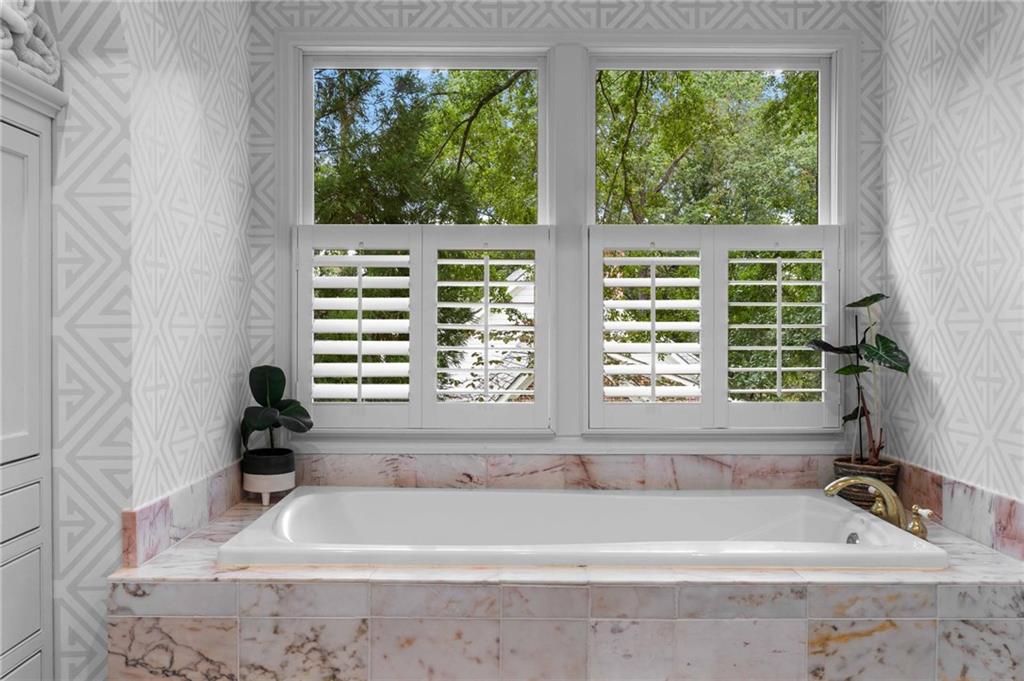 937 Buckingham Circle NW