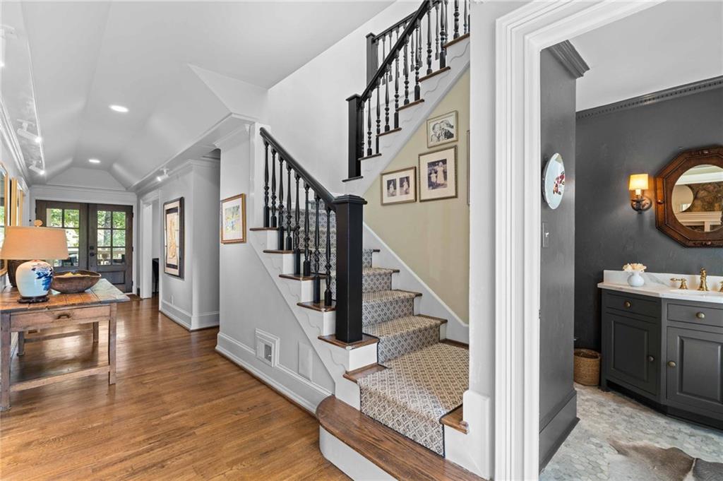 937 Buckingham Circle NW