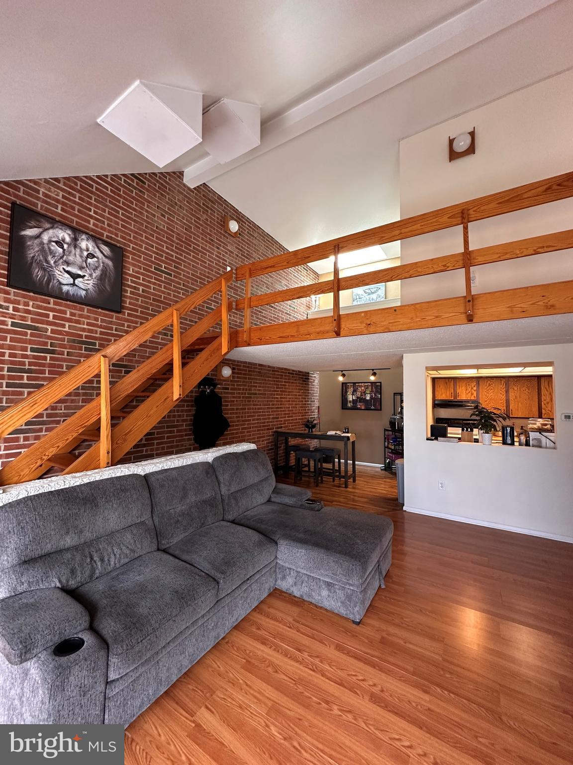 1071 Lancaster Blvd #15