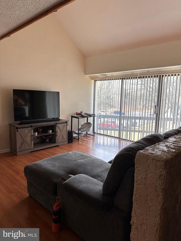 1071 Lancaster Blvd #15