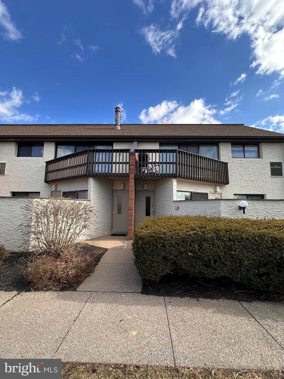 1071 Lancaster Blvd #15