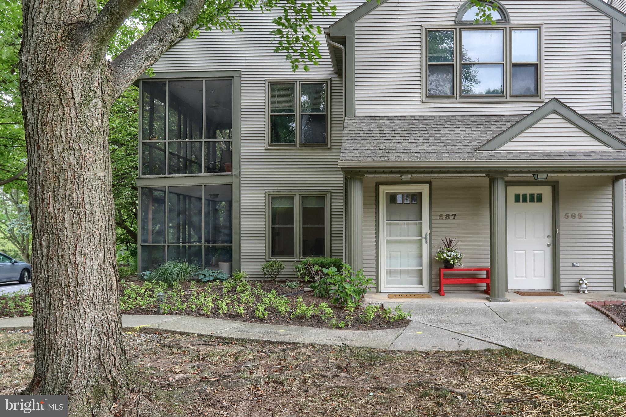 587 Roslaire Dr