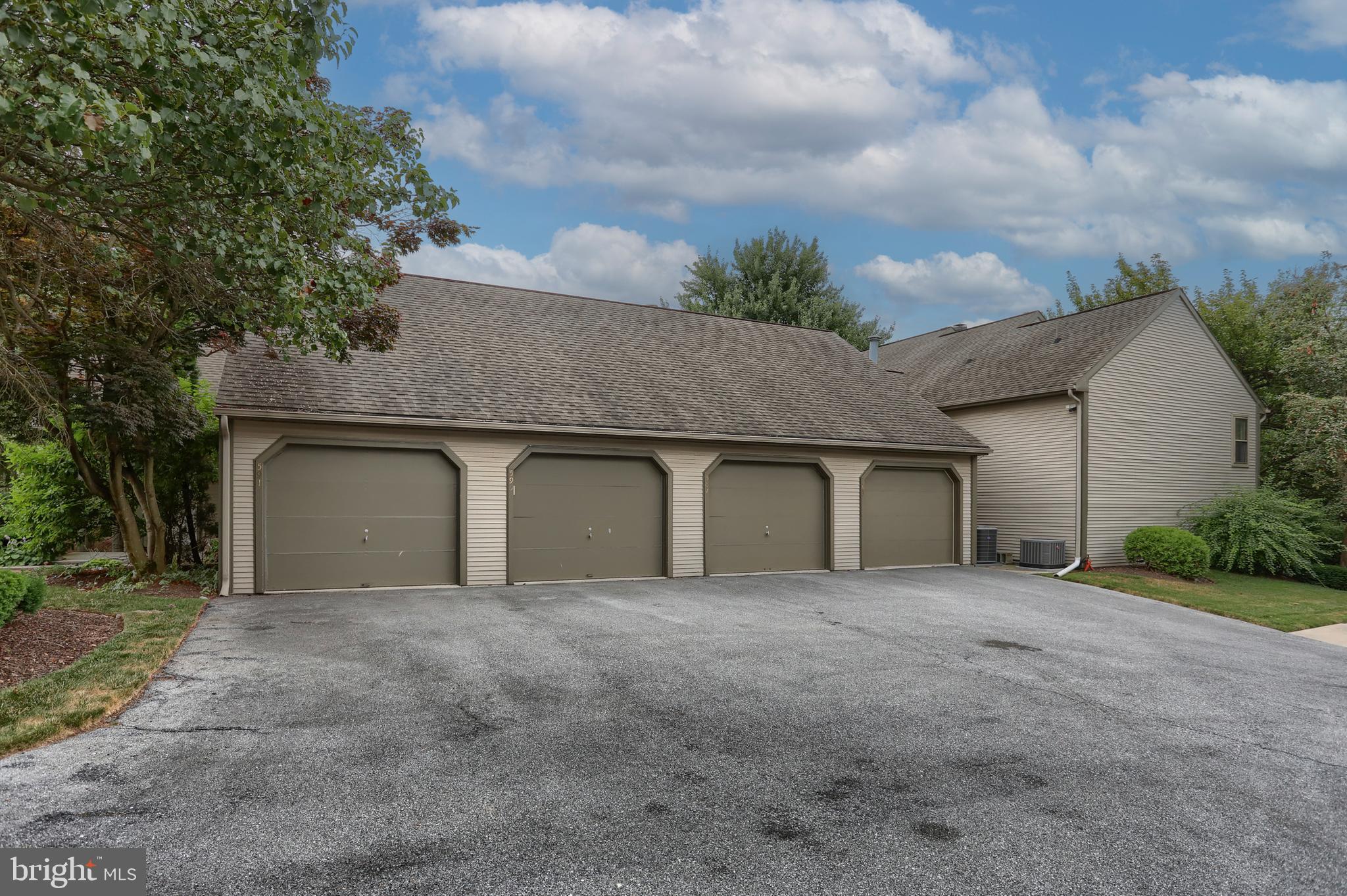 587 Roslaire Dr