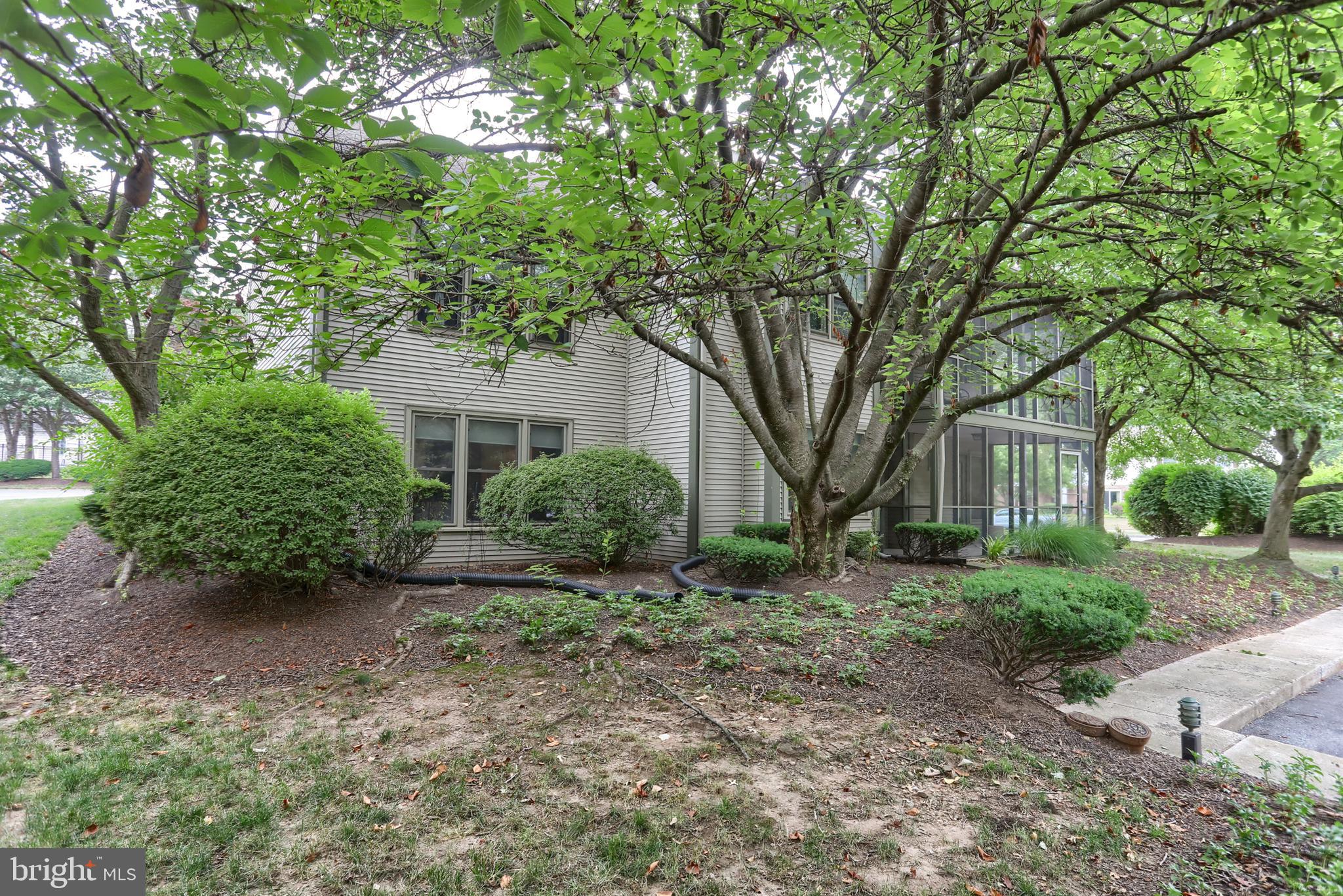 587 Roslaire Dr