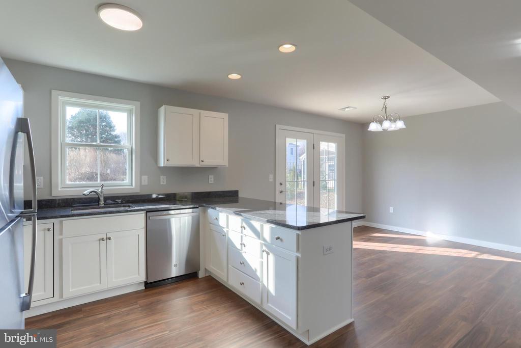 176 LAMP POST LN