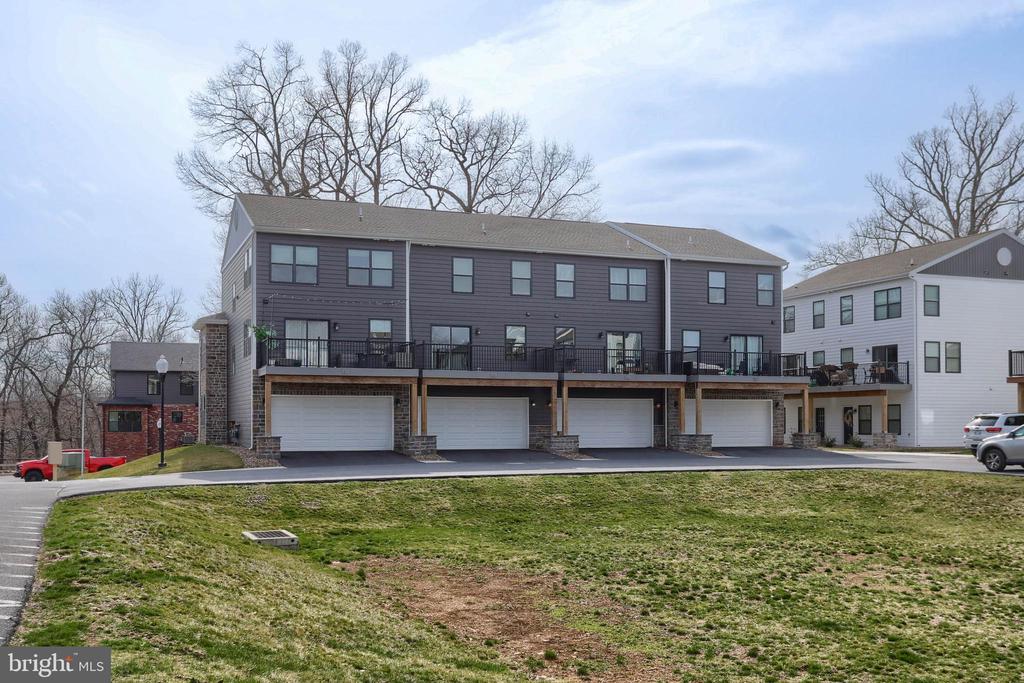 129 HIGH POINTE DR #33