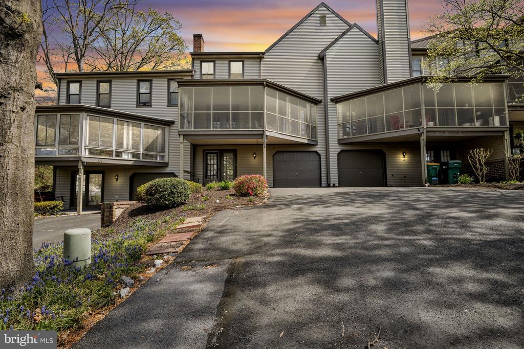 451 Lovell Ct