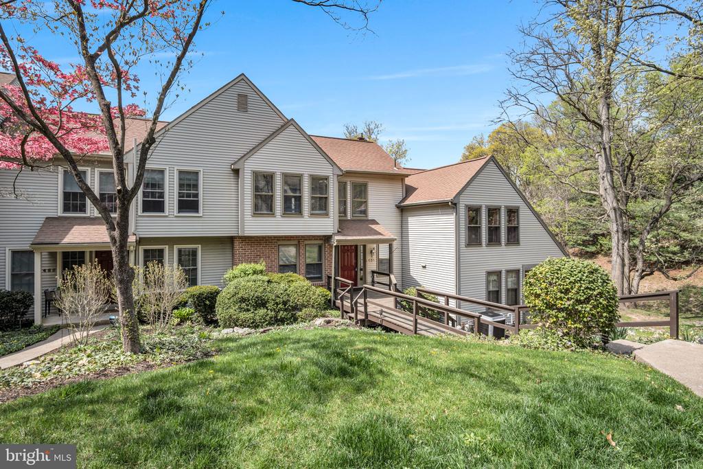 451 Lovell Ct