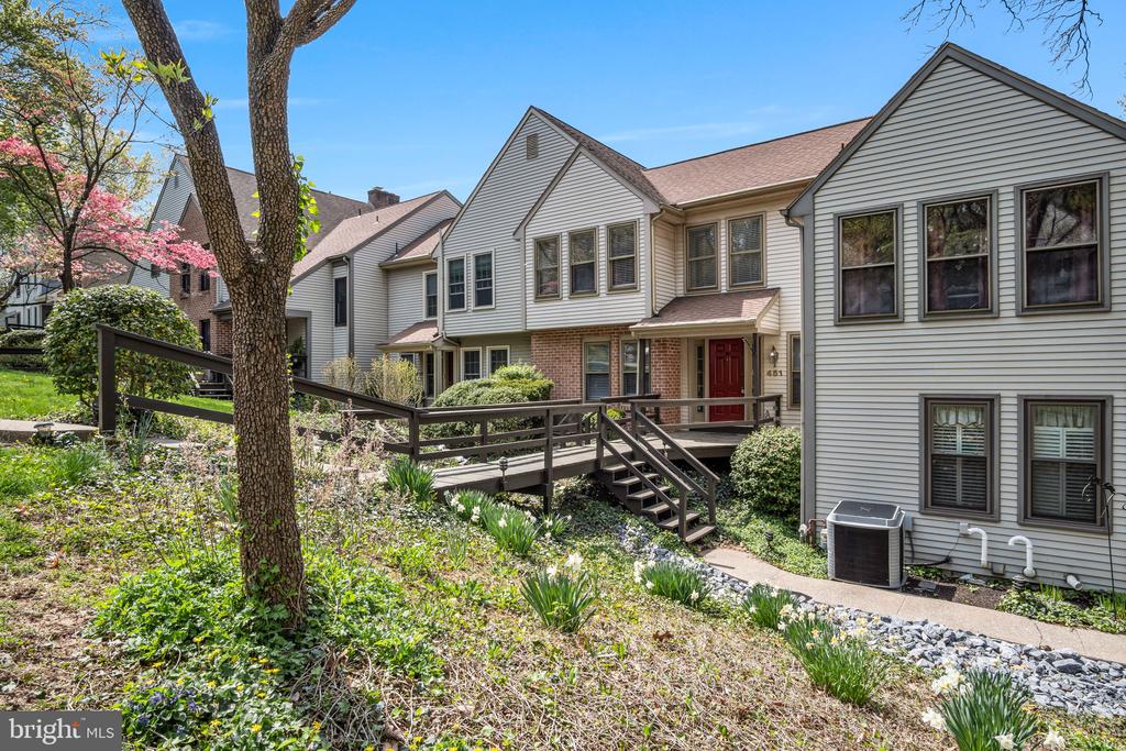 451 Lovell Ct