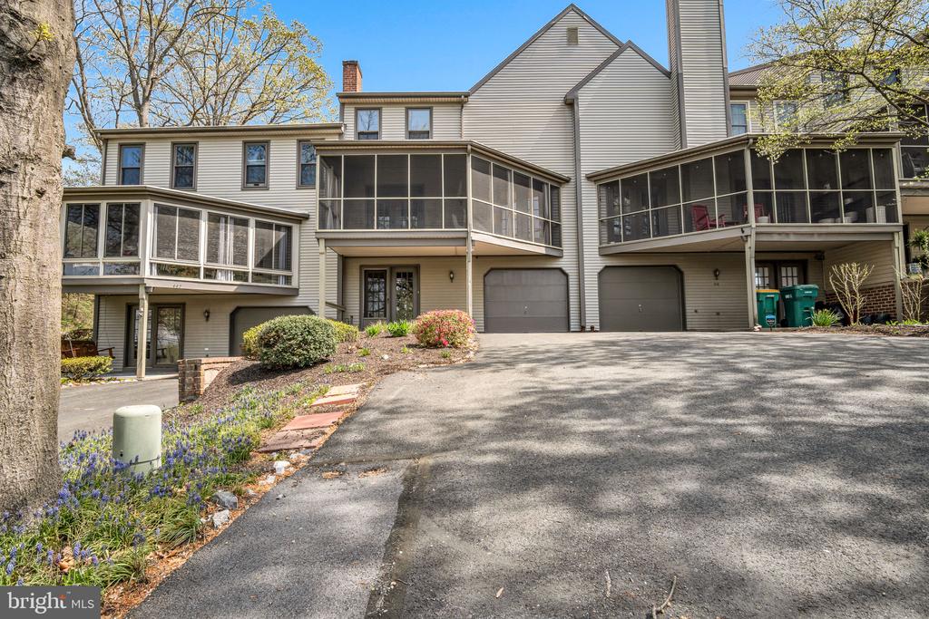 451 Lovell Ct