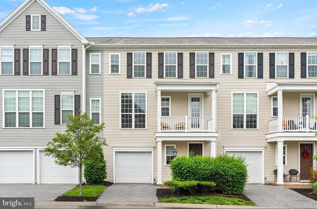 562 FAWN LANE