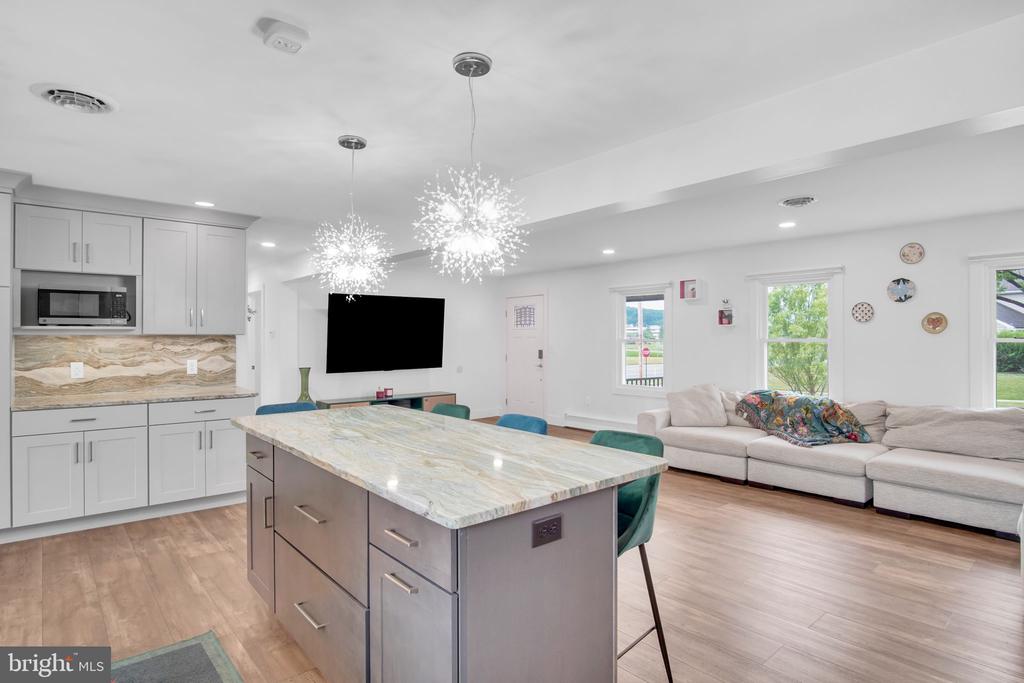 1098 HILLVIEW LANE