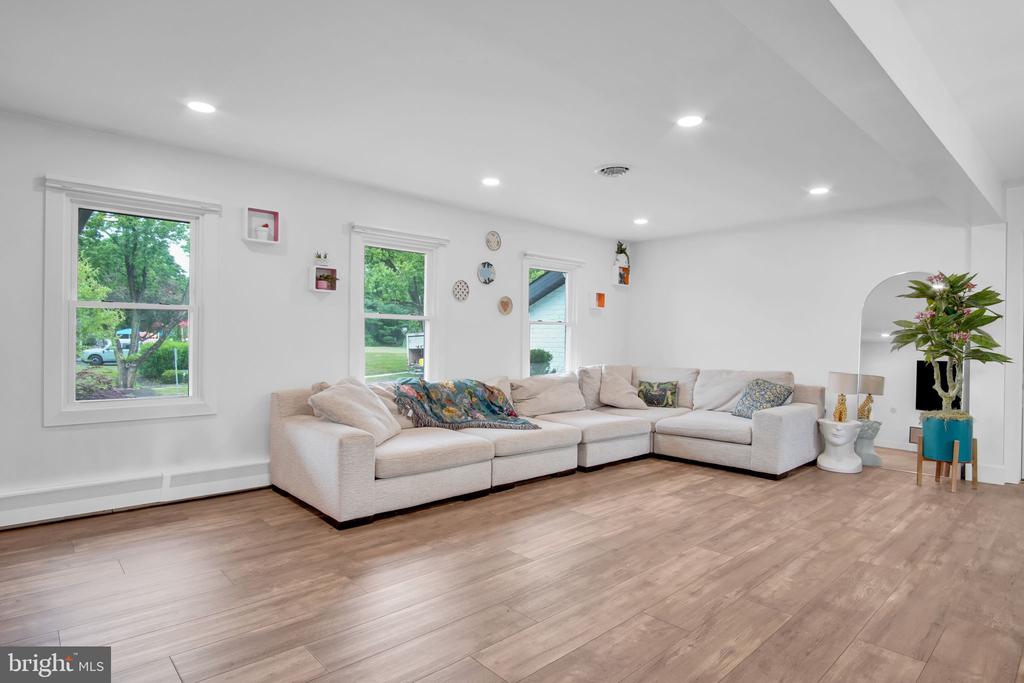 1098 HILLVIEW LANE