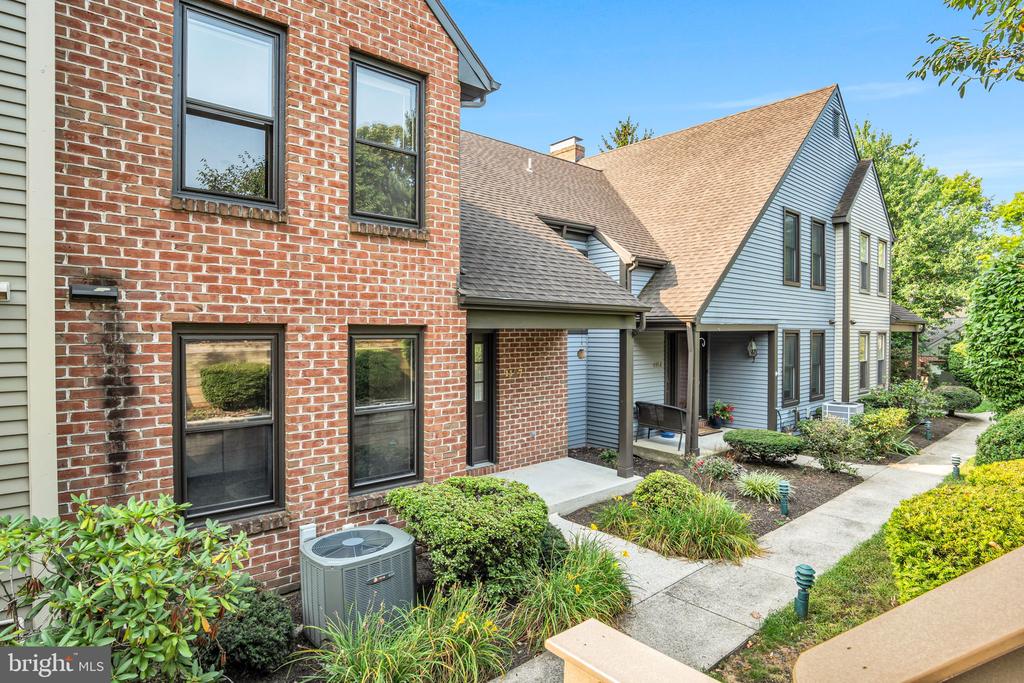 1127 WICKLOW COURT