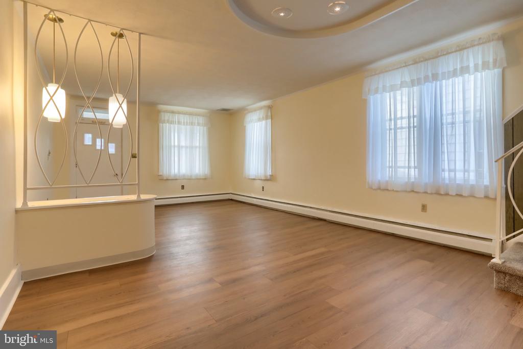 67 W GRANADA AVENUE