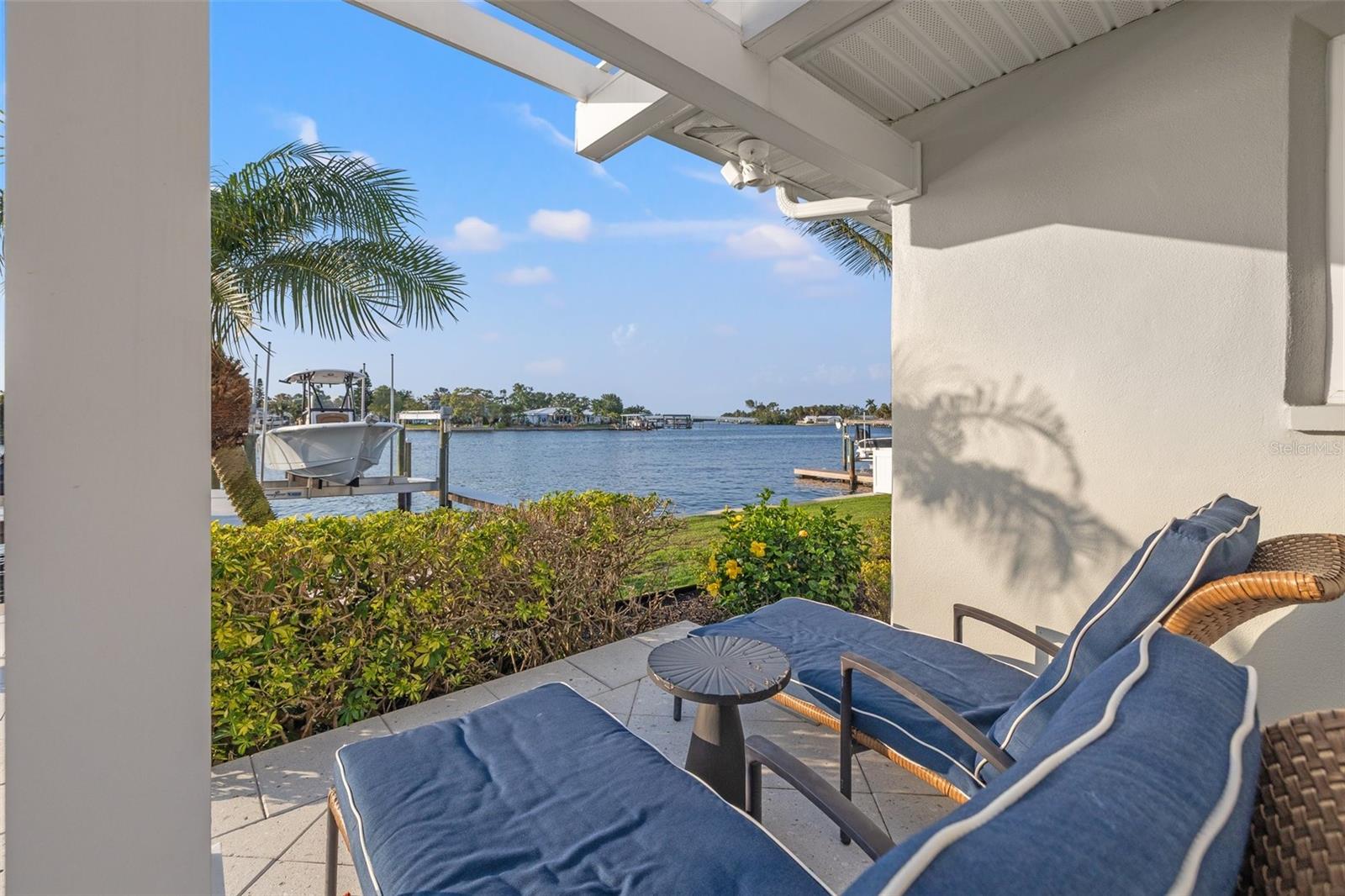935 EDEN ISLE DR NE