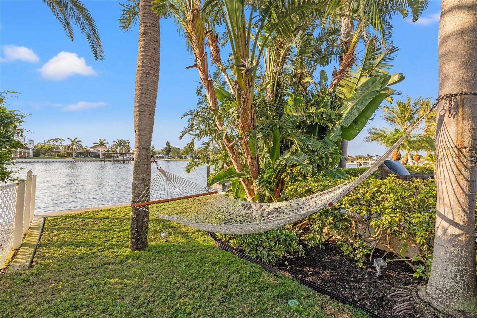 935 EDEN ISLE DR NE