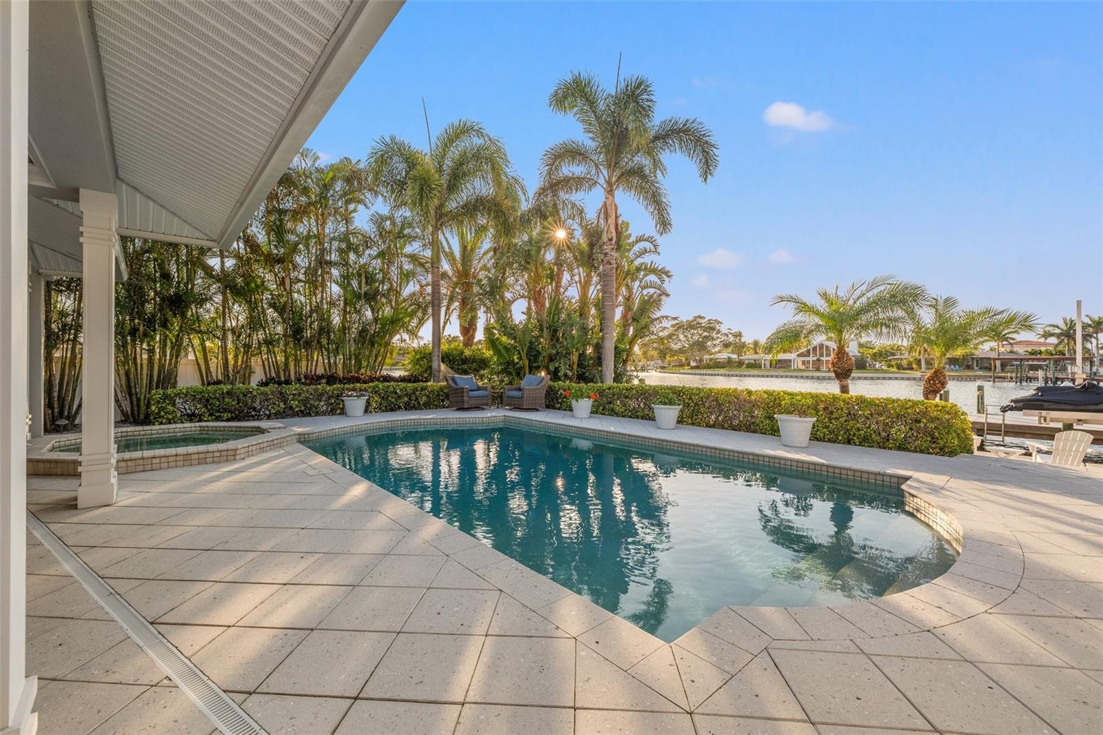 935 EDEN ISLE DR NE