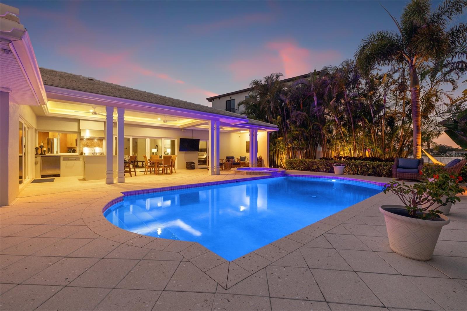935 EDEN ISLE DR NE