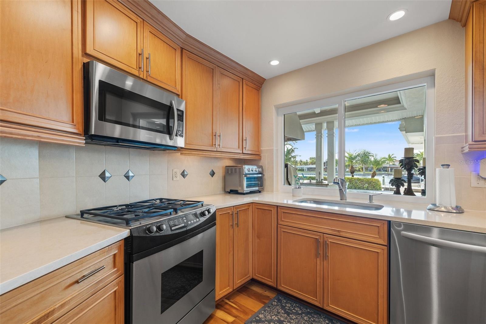 935 EDEN ISLE DR NE