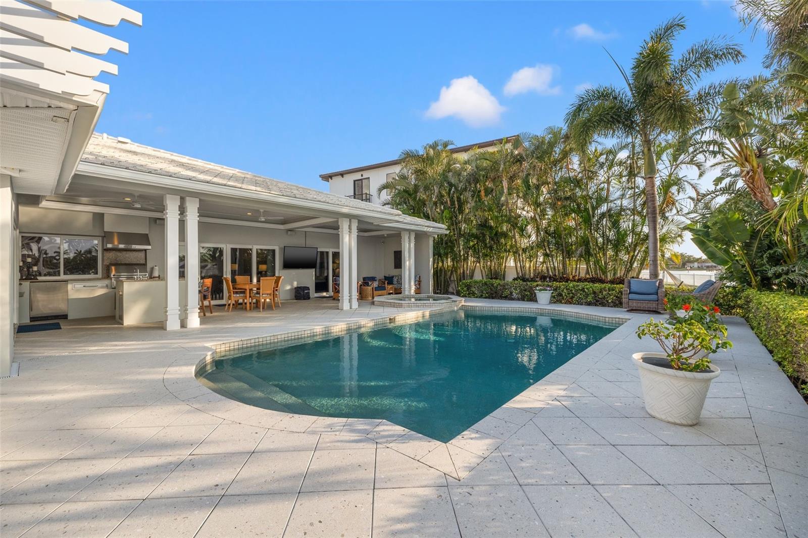 935 EDEN ISLE DR NE