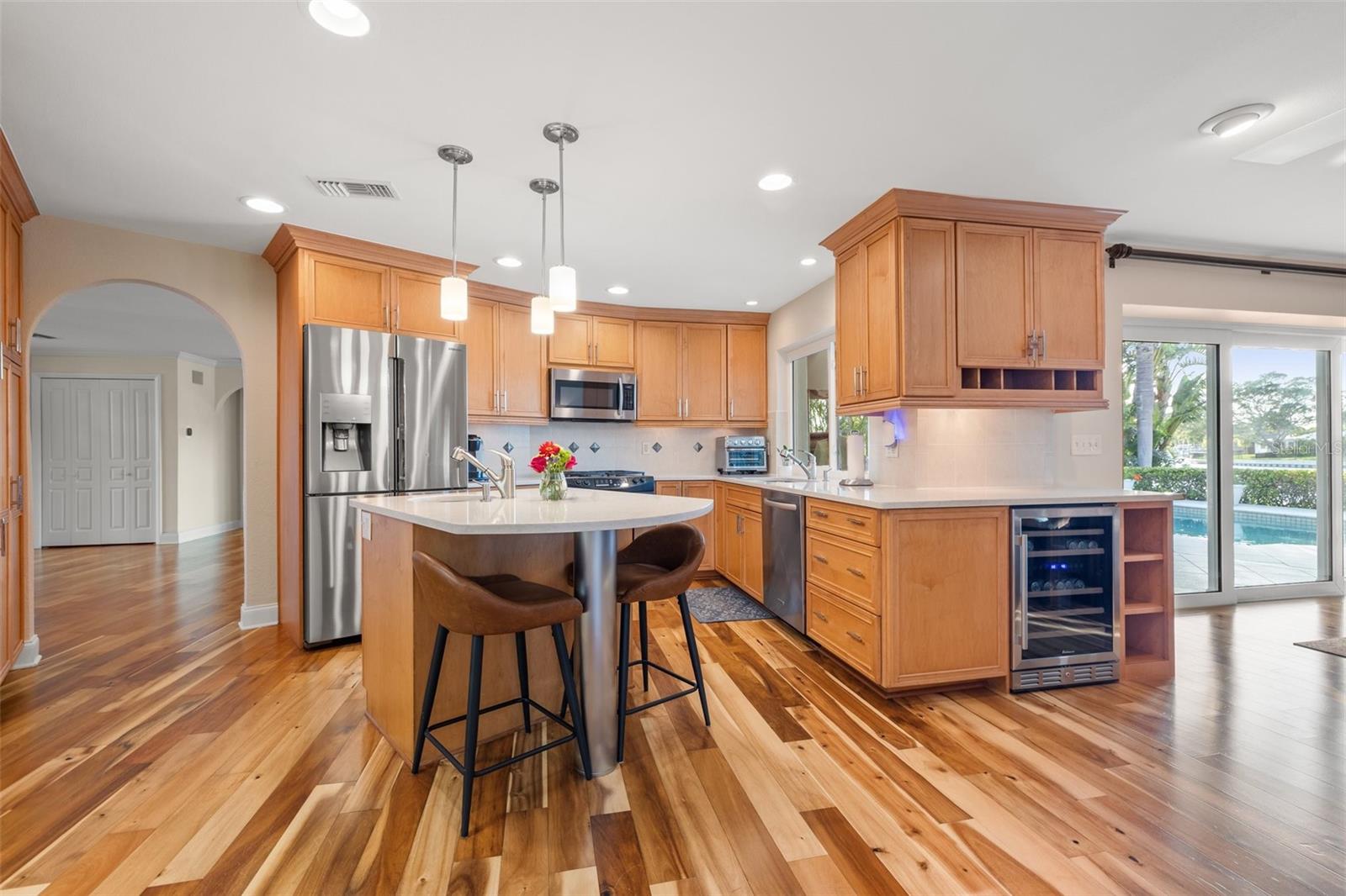 935 EDEN ISLE DR NE