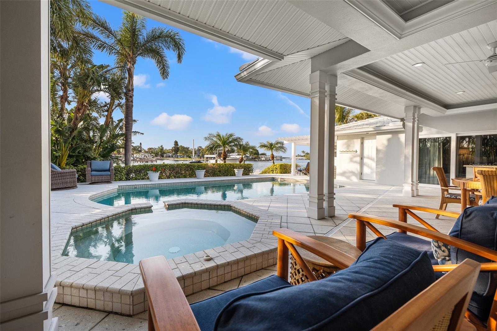935 EDEN ISLE DR NE