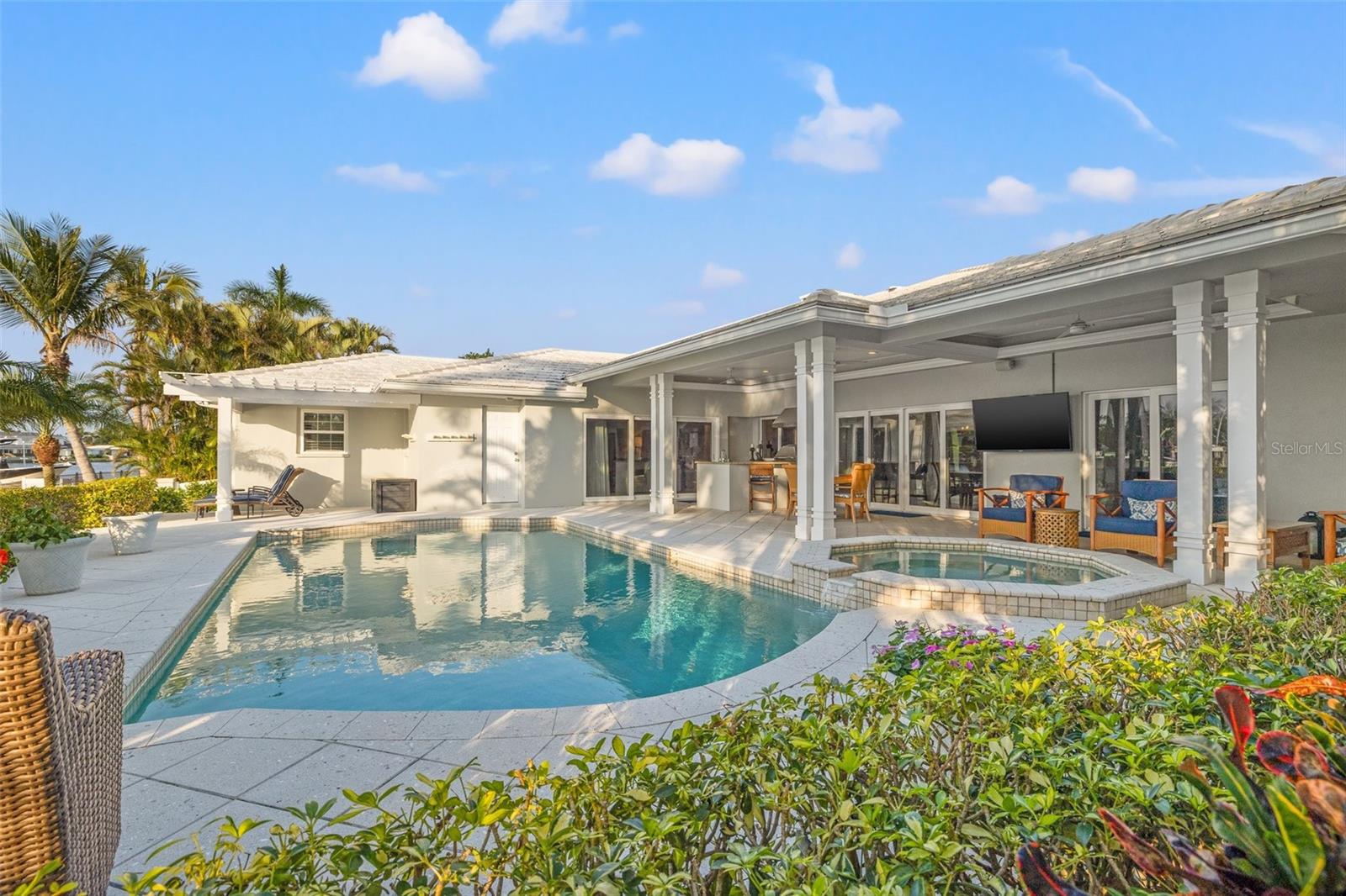 935 EDEN ISLE DR NE