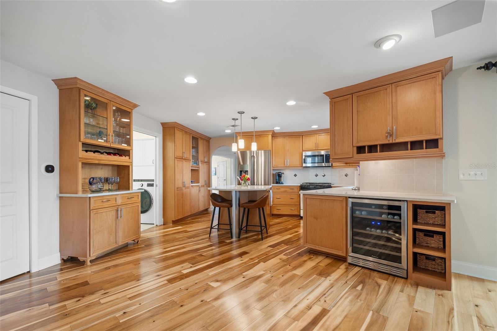 935 EDEN ISLE DR NE