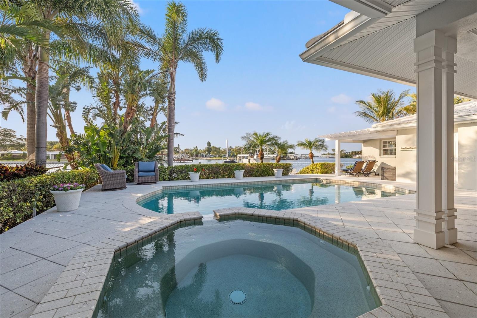 935 EDEN ISLE DR NE