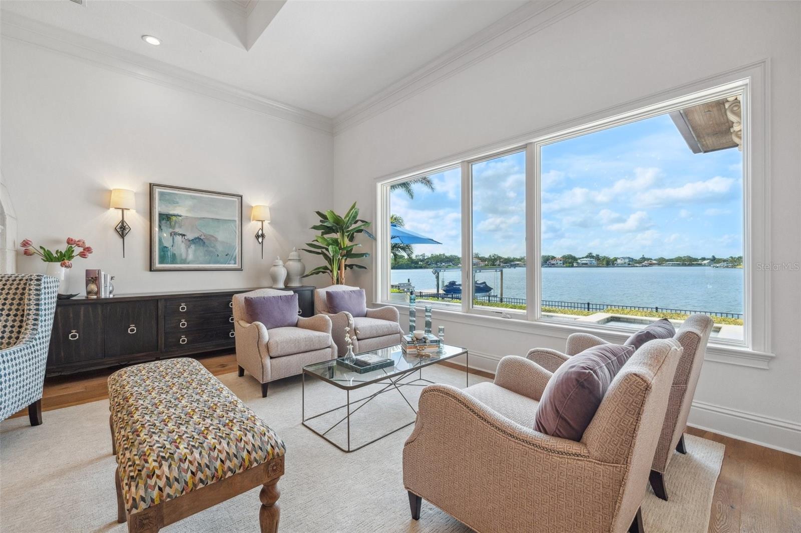 301 BAYVIEW DR NE