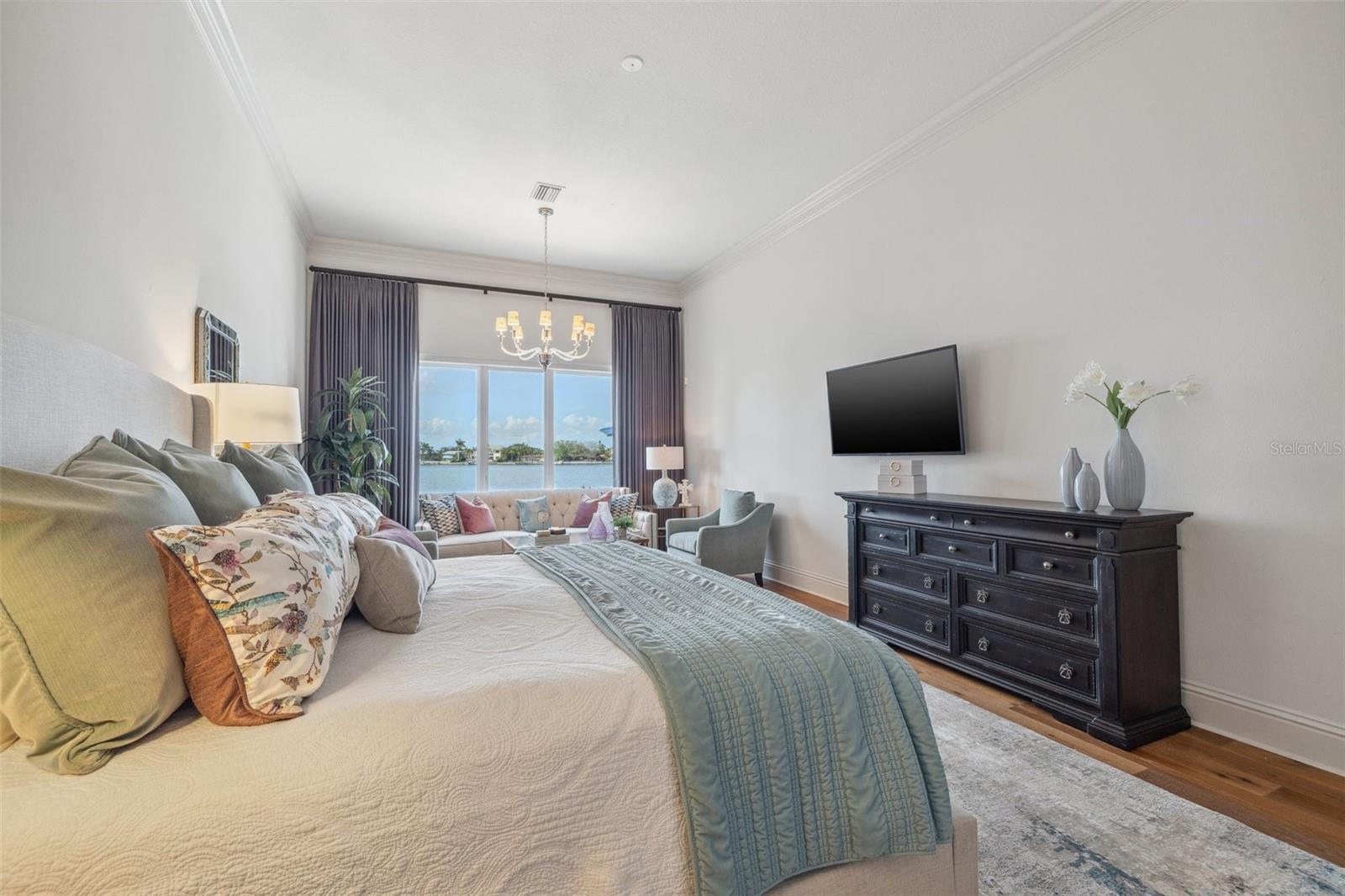 301 BAYVIEW DR NE