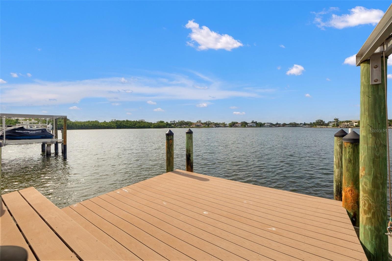301 BAYVIEW DR NE