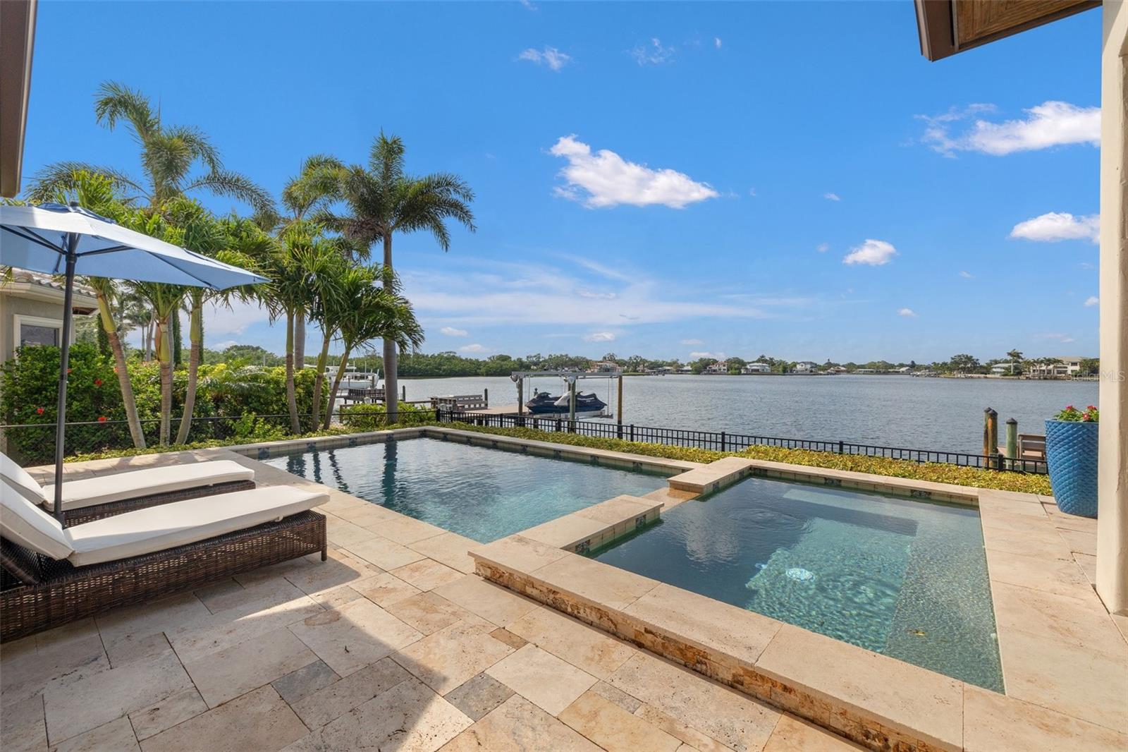 301 BAYVIEW DR NE