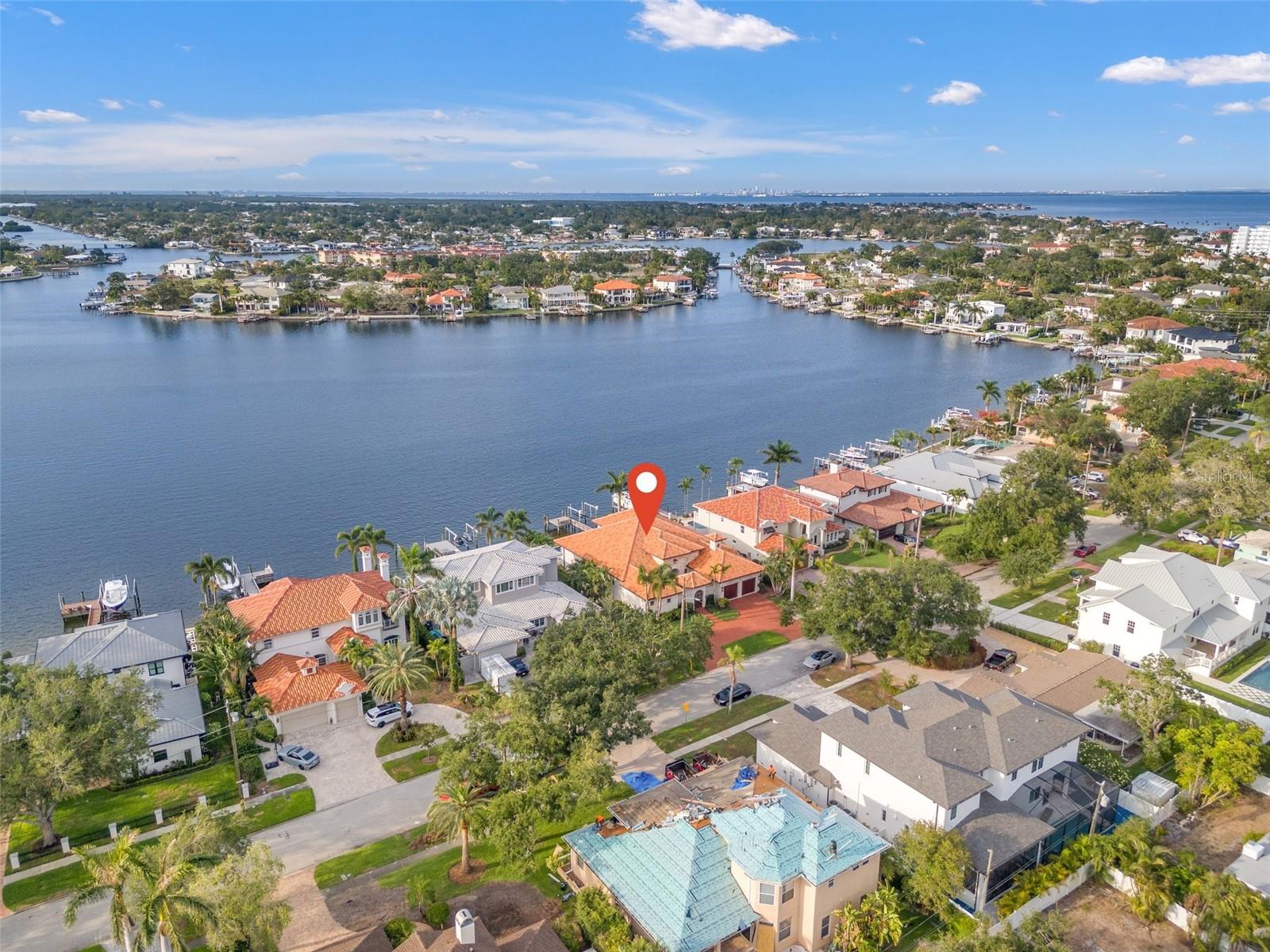 301 BAYVIEW DR NE
