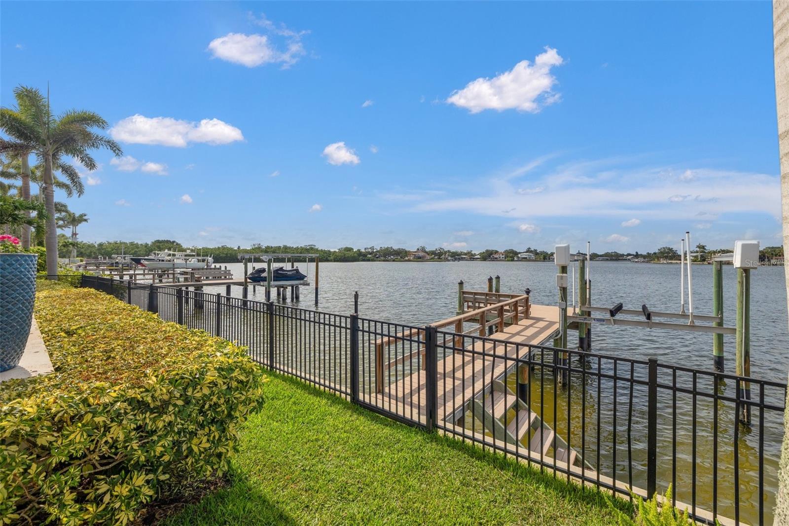 301 BAYVIEW DR NE