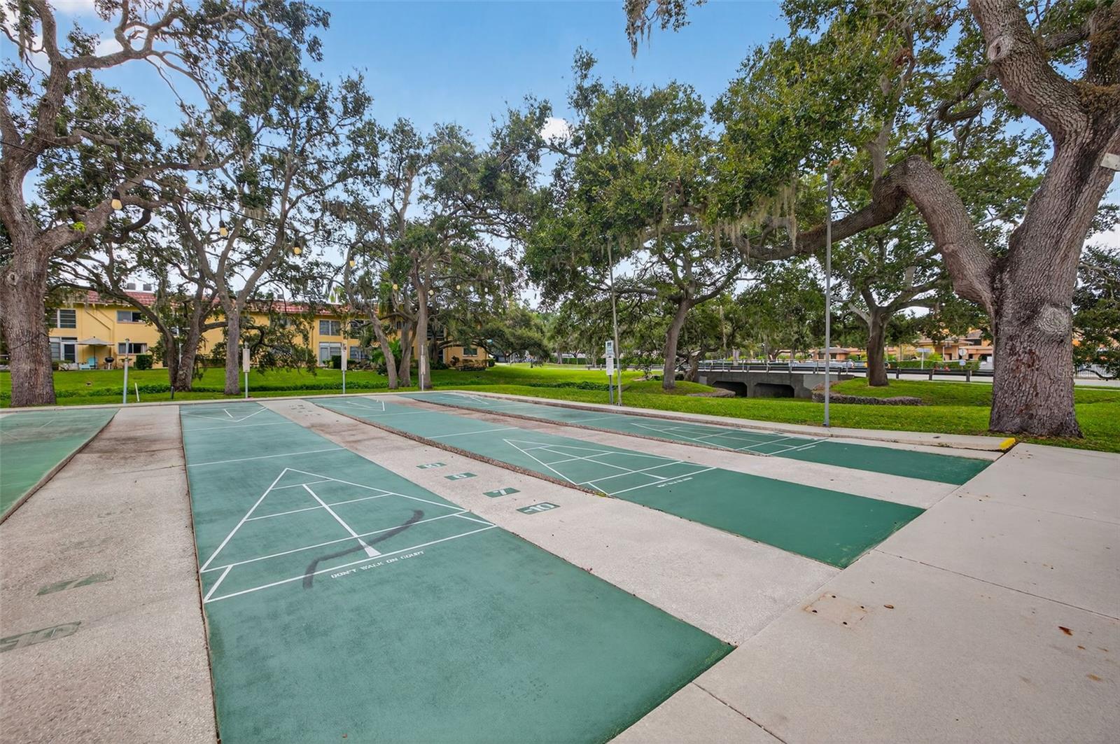 2581 BRAMBLEWOOD DR W