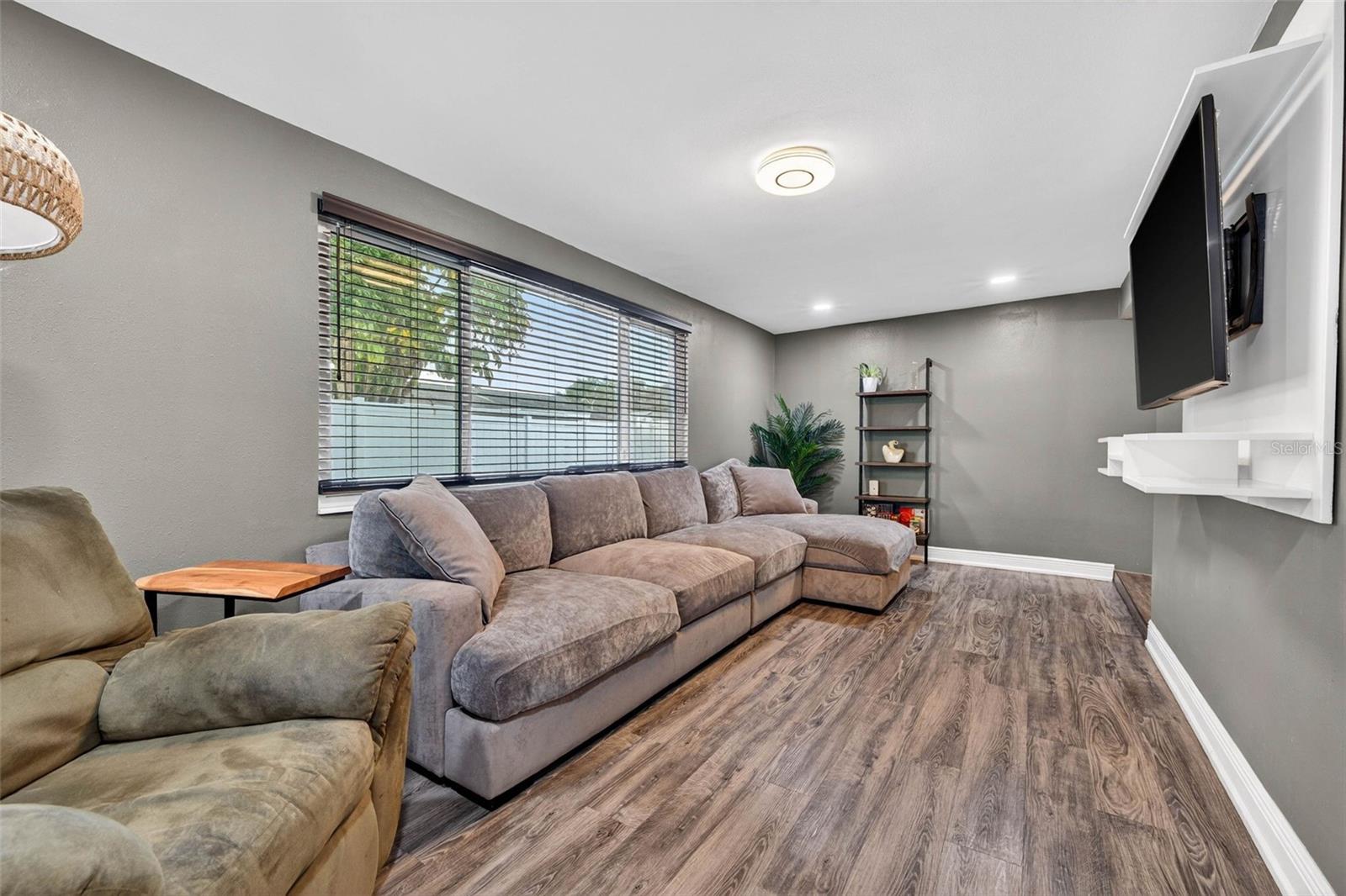 2581 BRAMBLEWOOD DR W