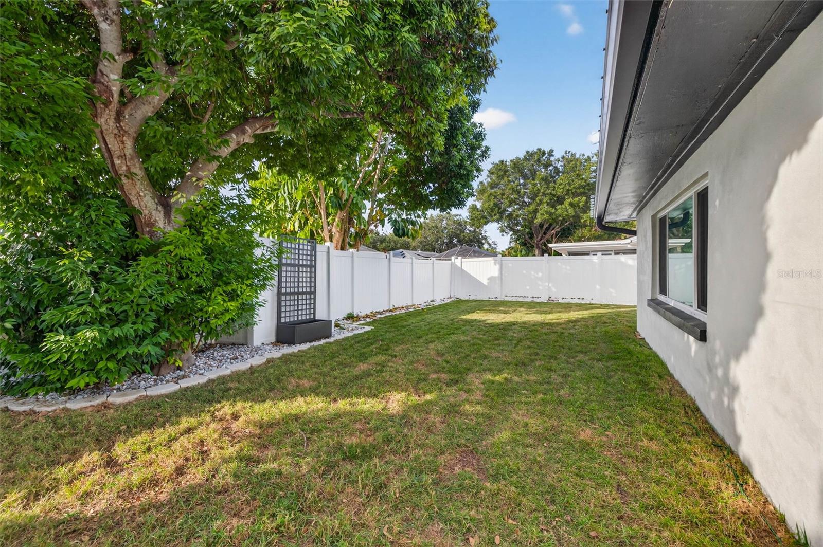 2581 BRAMBLEWOOD DR W