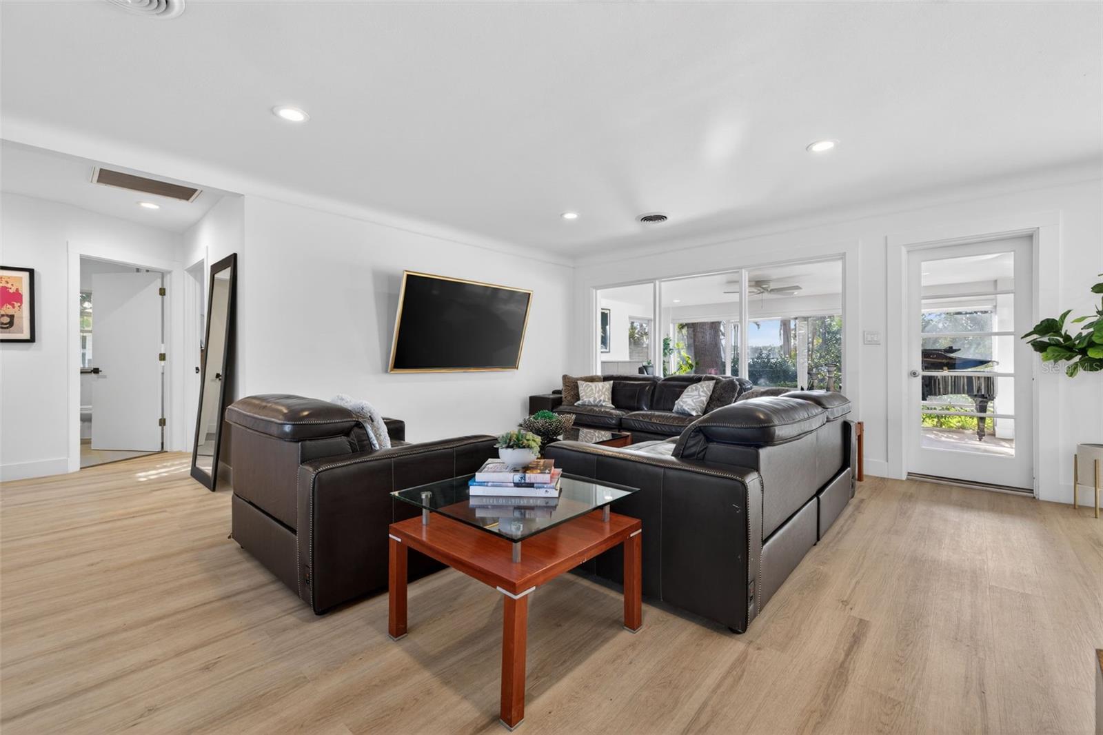 490 COFFEE POT RIVIERA NE