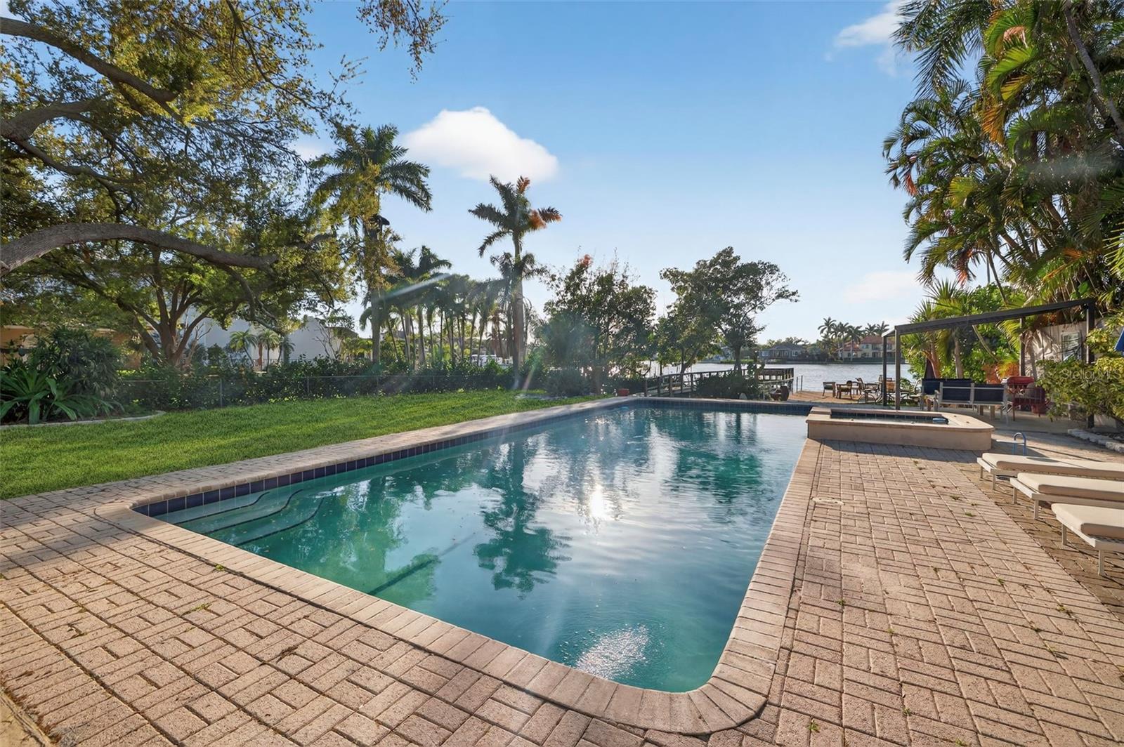 490 COFFEE POT RIVIERA NE