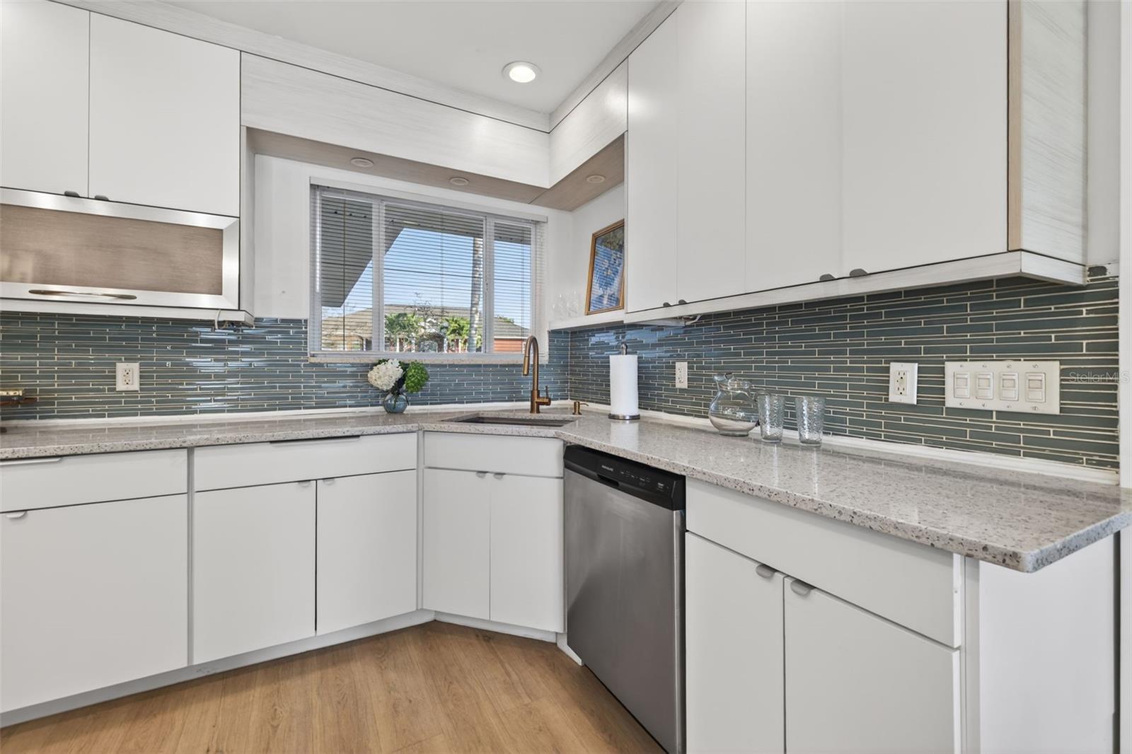 490 COFFEE POT RIVIERA NE