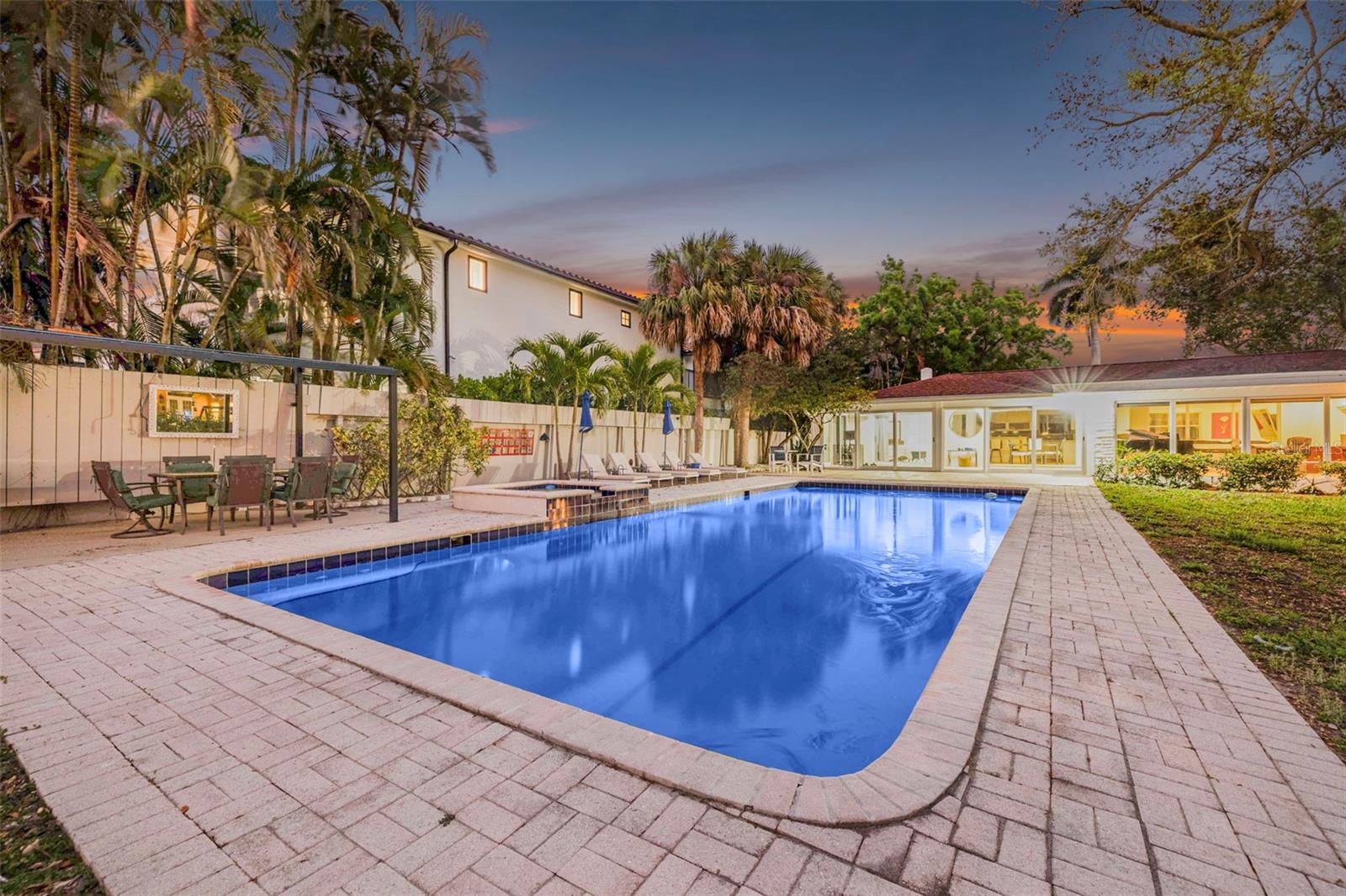 490 COFFEE POT RIVIERA NE