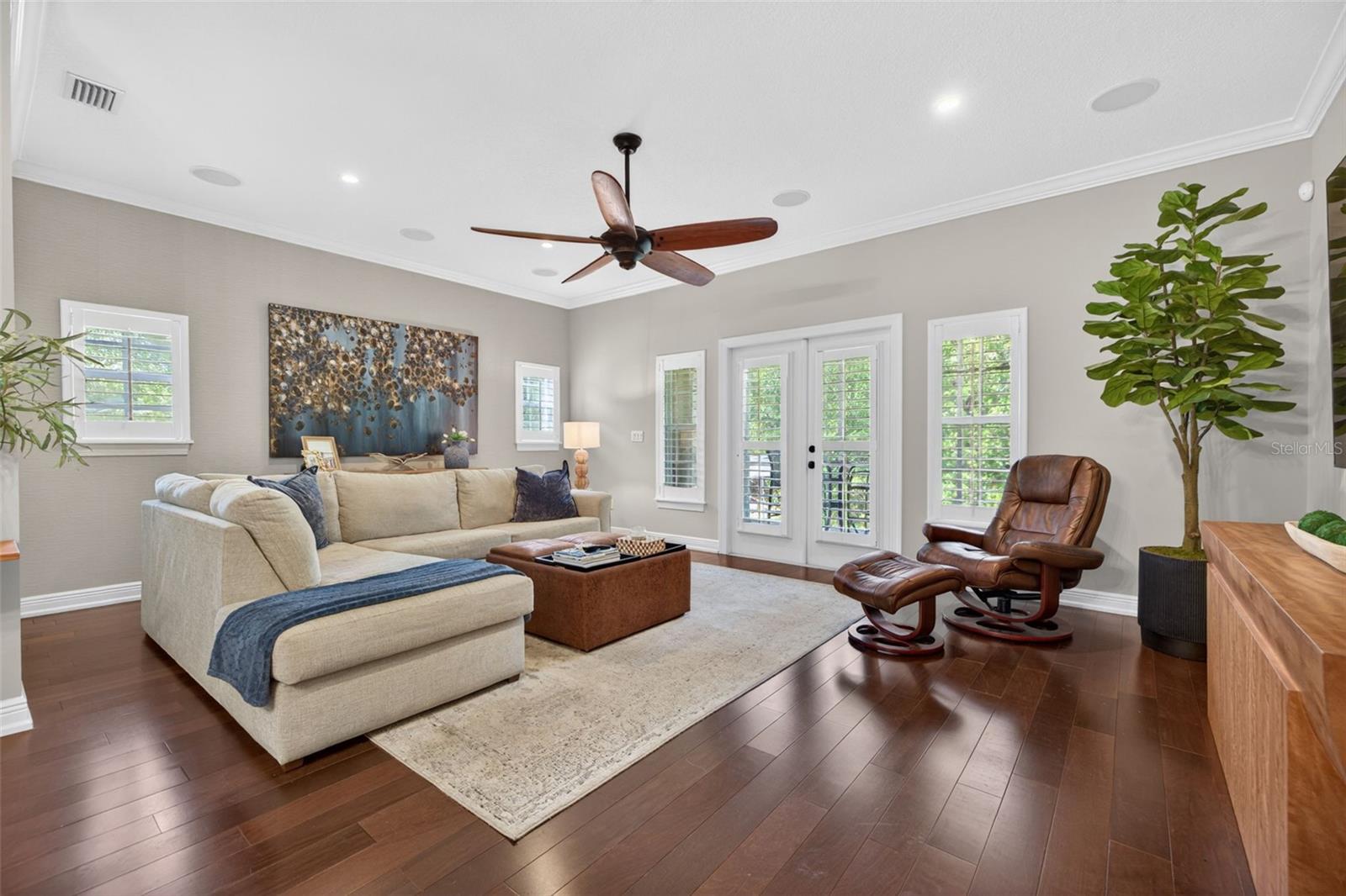 252 VALENCIA CIR