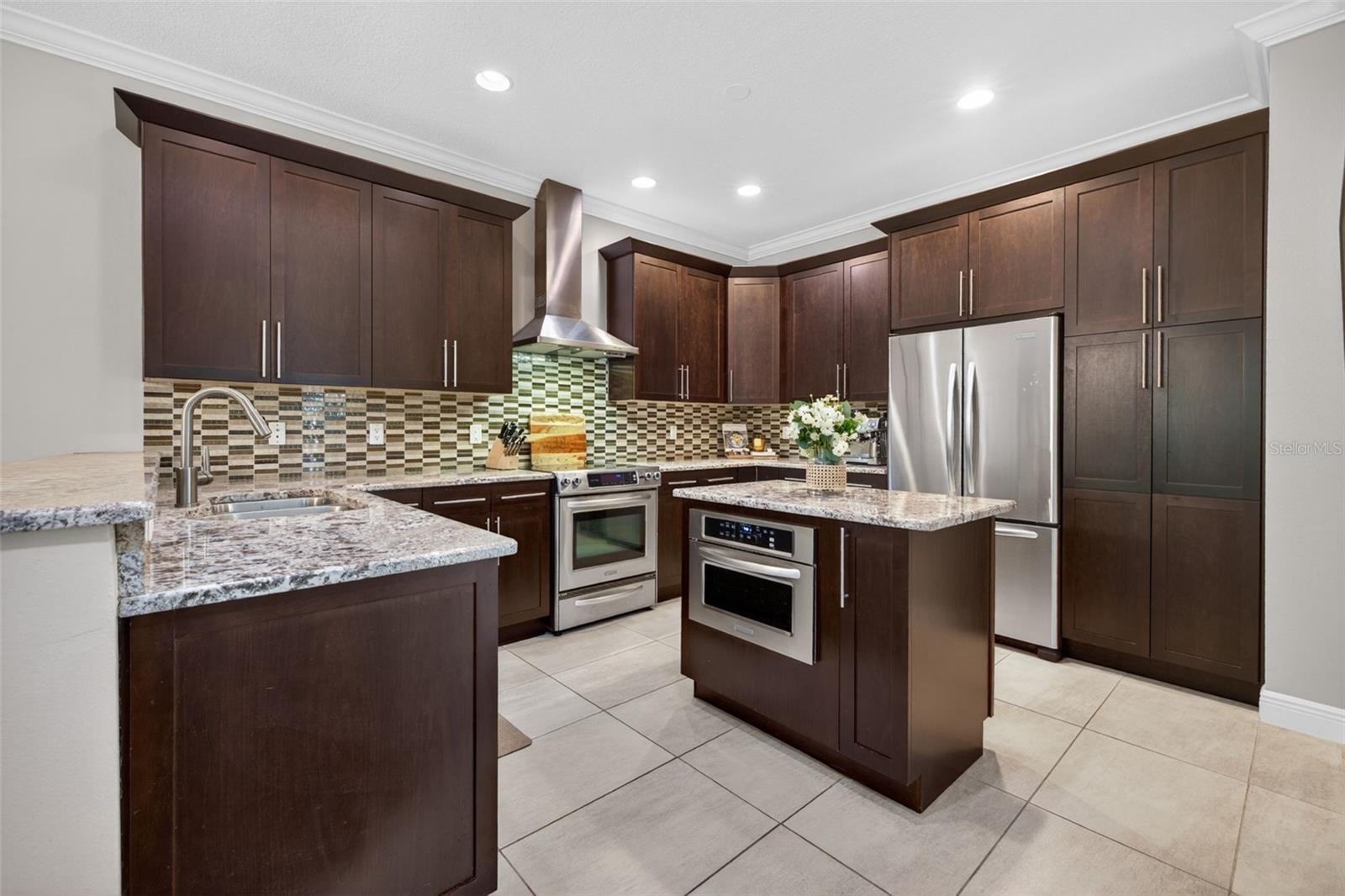 252 VALENCIA CIR